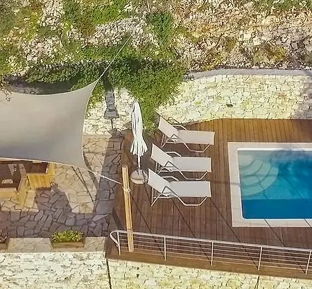 Castelli 아카라비