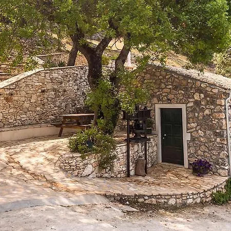Castelli Vila Acharavi (Corfu)